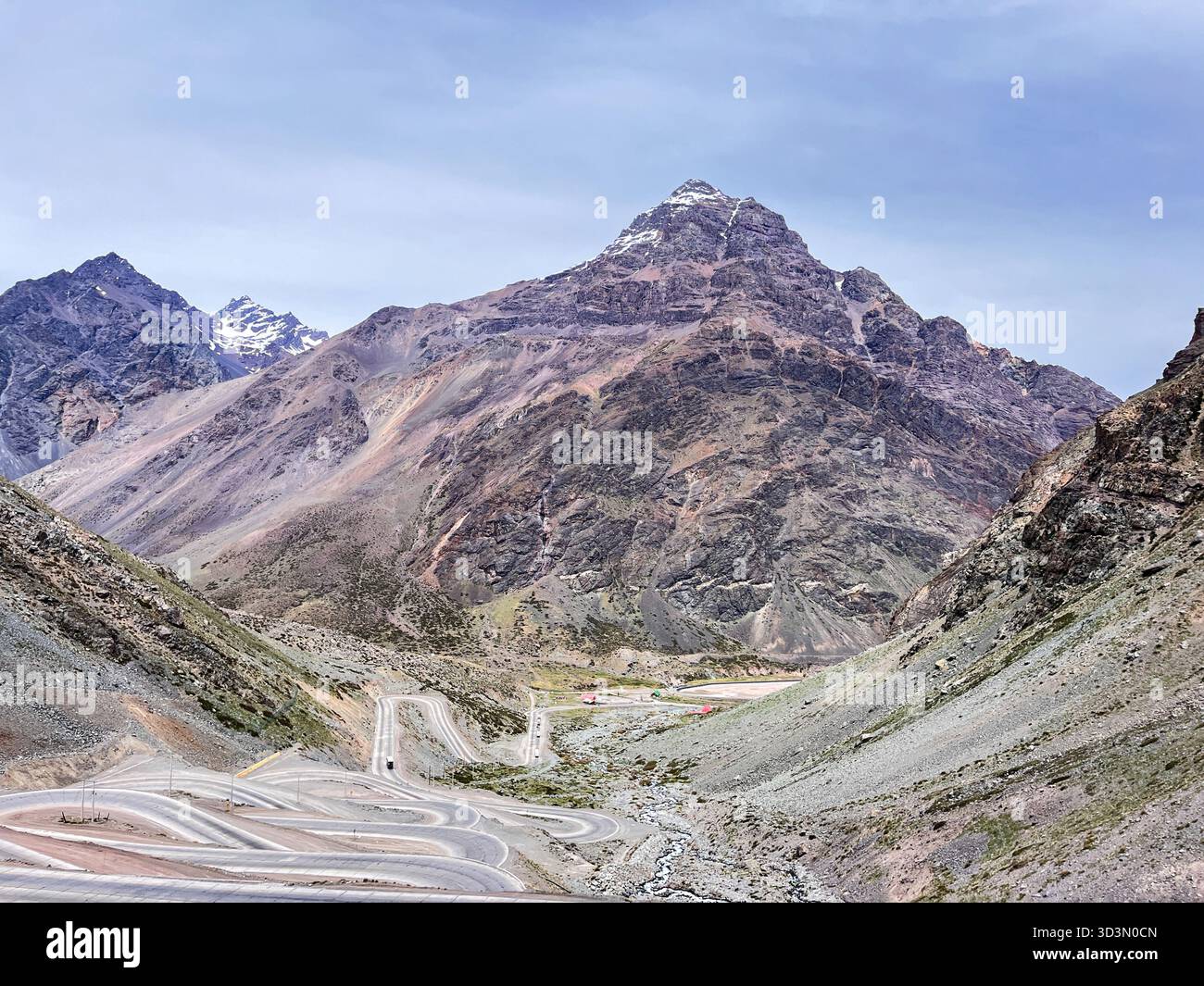 Route sinueuse pittoresque à Paso Los Libertadores dans les Andes, Chili. La route de montagne sinueuse, connue sous le nom de « Los Caracoles », Banque D'Images