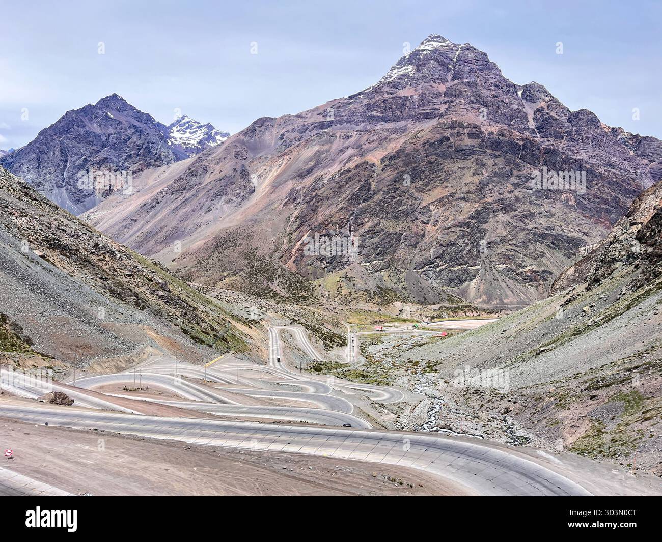Route sinueuse pittoresque à Paso Los Libertadores dans les Andes, Chili. La route de montagne sinueuse, connue sous le nom de « Los Caracoles », Banque D'Images