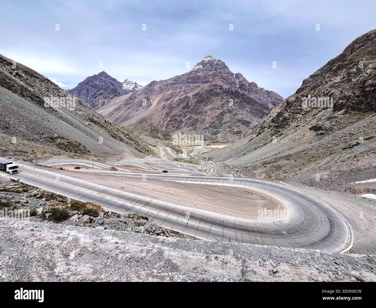 Route sinueuse pittoresque à Paso Los Libertadores dans les Andes, Chili. La route de montagne sinueuse, connue sous le nom de « Los Caracoles », Banque D'Images