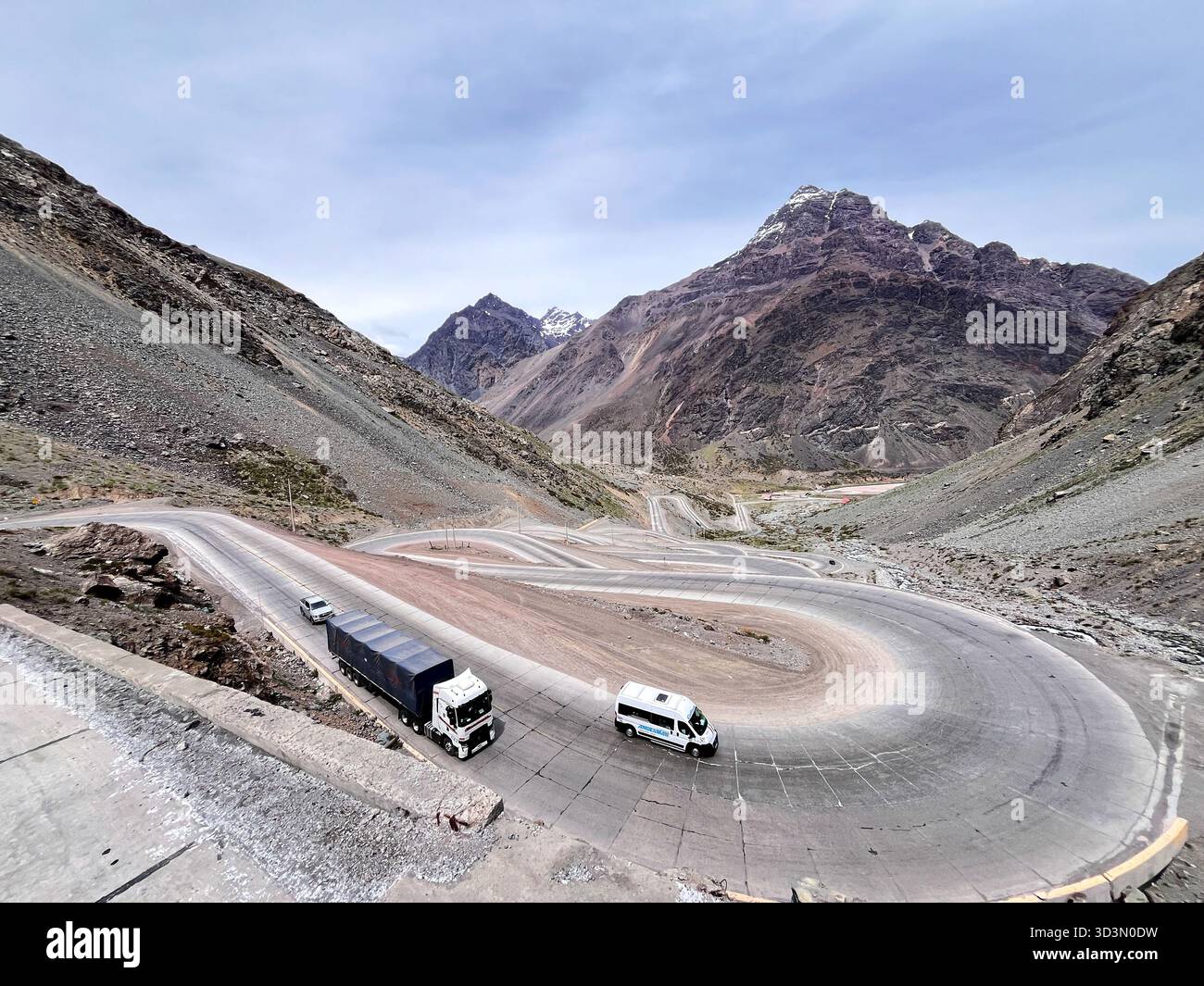 Route sinueuse pittoresque à Paso Los Libertadores dans les Andes, Chili. La route de montagne sinueuse, connue sous le nom de « Los Caracoles », Banque D'Images