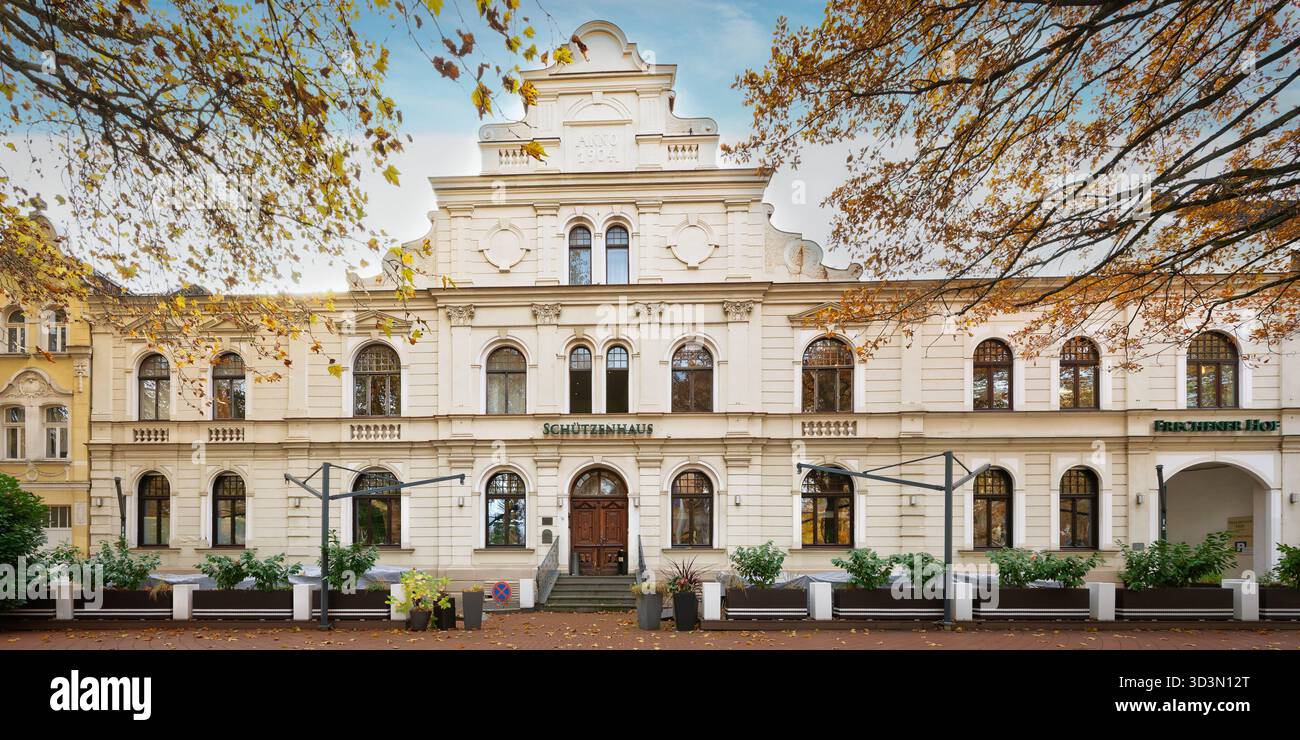 Le Schützenhaus historique richement décoré (construit en 1904) à Frechen, aujourd'hui un hôtel et un lieu d'événements, encadré par des feuilles d'automne dorées en Allemagne Banque D'Images