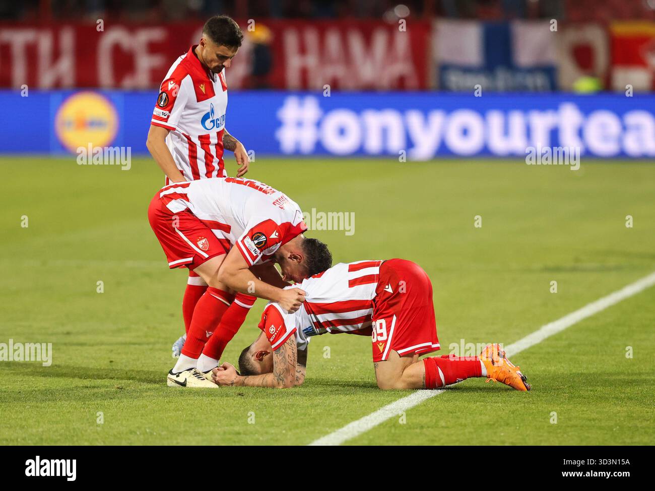 Belgrade, Serbie. 6 novembre 2025. Les joueurs du Red Star Marko Arnautovic et Milos Veljkovic célèbrent le but sur le match entre Crvena Zvezda - Lille. Banque D'Images