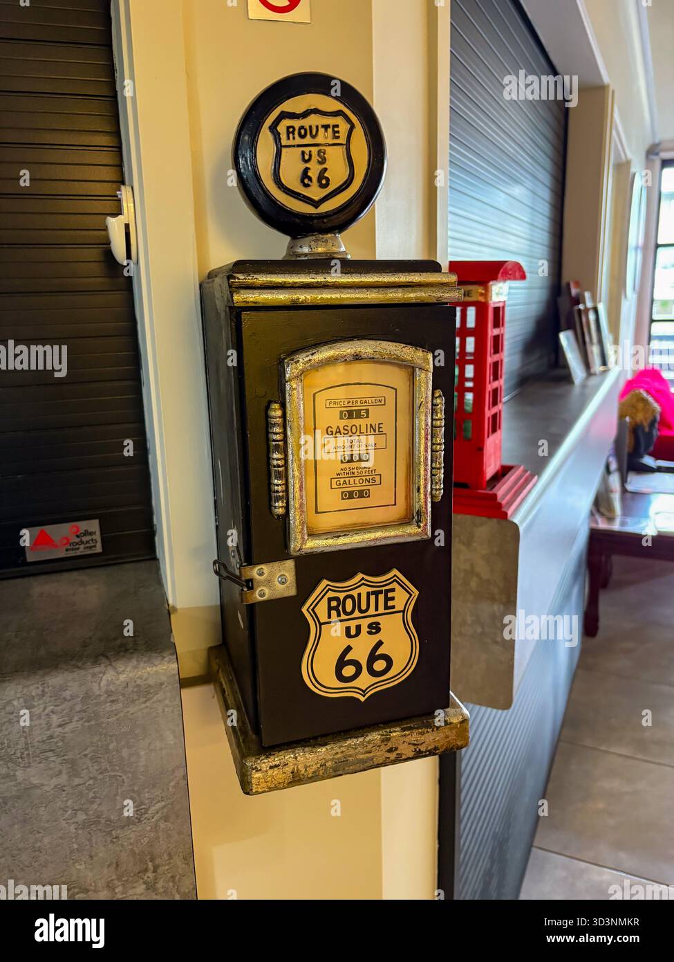 Vintage route 66 réplique de pompe à essence, une pièce décorative mettant en vedette l'emblématique bouclier de l'autoroute américaine et l'affichage du prix de l'essence, situé à l'intérieur. Banque D'Images