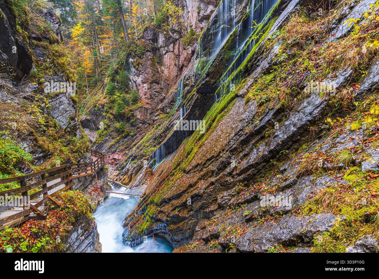 La gorge de Wimbachklamm près de Ramsau BEI Berchtesgaden dans le Land de Berchtesgadener, Bavière, Allemagne, photographiée un jour pluvieux d'automne. L'eau se précipite t Banque D'Images