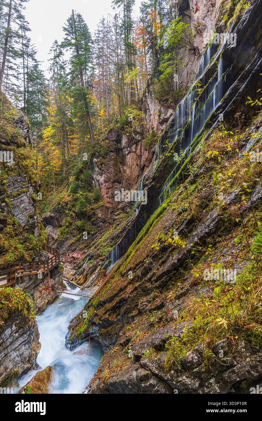 La gorge de Wimbachklamm près de Ramsau BEI Berchtesgaden dans le Land de Berchtesgadener, Bavière, Allemagne, photographiée un jour pluvieux d'automne. L'eau se précipite t Banque D'Images