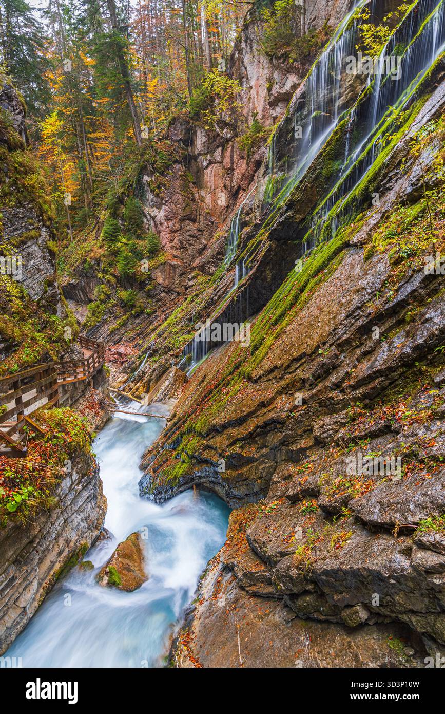 La gorge de Wimbachklamm près de Ramsau BEI Berchtesgaden dans le Land de Berchtesgadener, Bavière, Allemagne, photographiée un jour pluvieux d'automne. L'eau se précipite t Banque D'Images