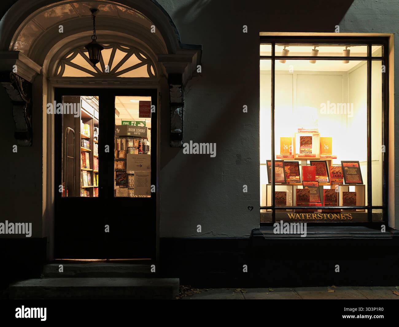 Vitrine à la librairie Waterstone, Christchurch, Angleterre. Banque D'Images