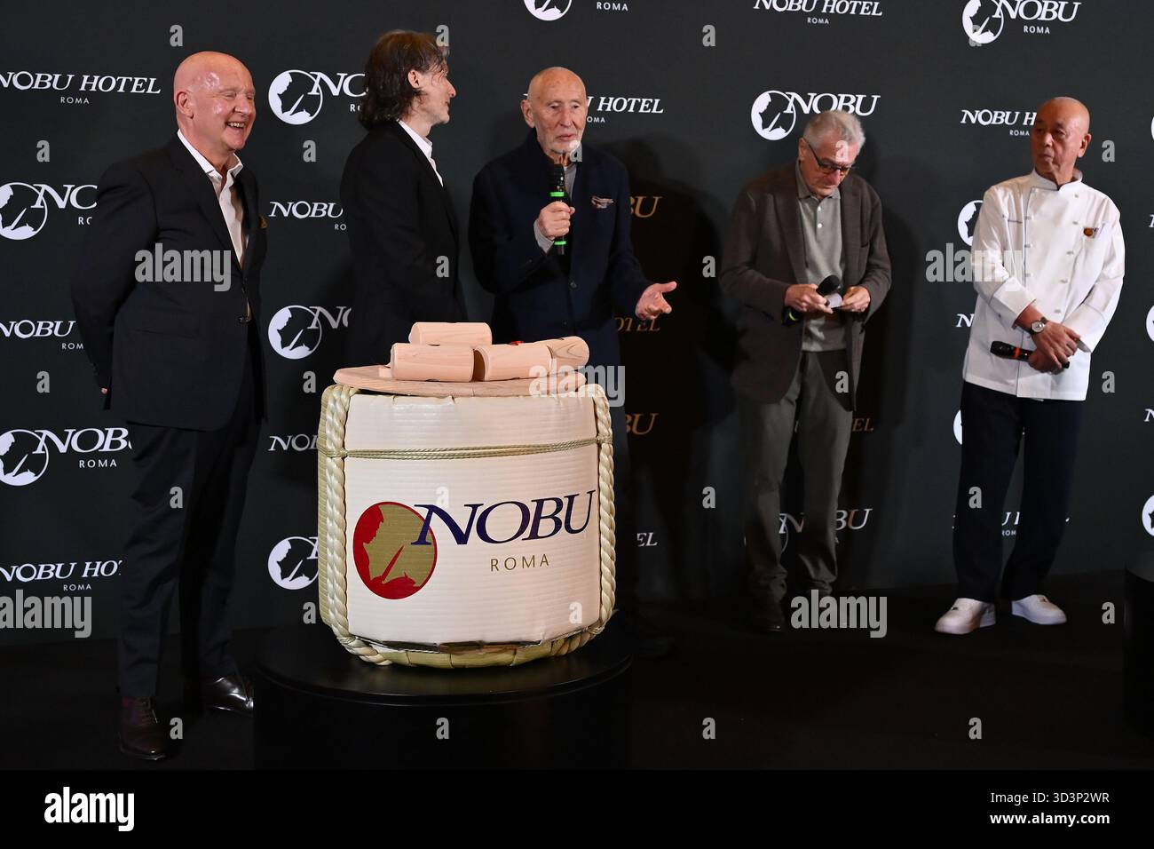 Rome, Italie. 06 novembre 2025. Les trois fondateurs de Nobu : Meir Teper, Robert de Niro et le chef Nobu Matsuhisa assistent à l'ouverture de l'hôtel Nobu à Rome, Italie, le 6 novembre 2025 (photo de Domenico Cippitelli/NurPhoto). Crédit : NurPhoto SRL/Alamy Live News Banque D'Images
