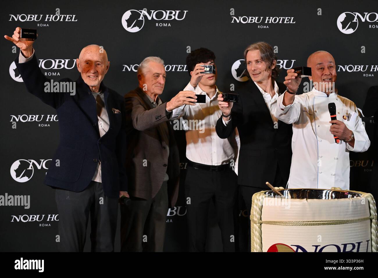 Rome, Italie. 06 novembre 2025. Les trois fondateurs de Nobu : Meir Teper, Robert de Niro et le chef Nobu Matsuhisa assistent à l'ouverture de l'hôtel Nobu à Rome, Italie, le 6 novembre 2025 (photo de Domenico Cippitelli/NurPhoto). Crédit : NurPhoto SRL/Alamy Live News Banque D'Images