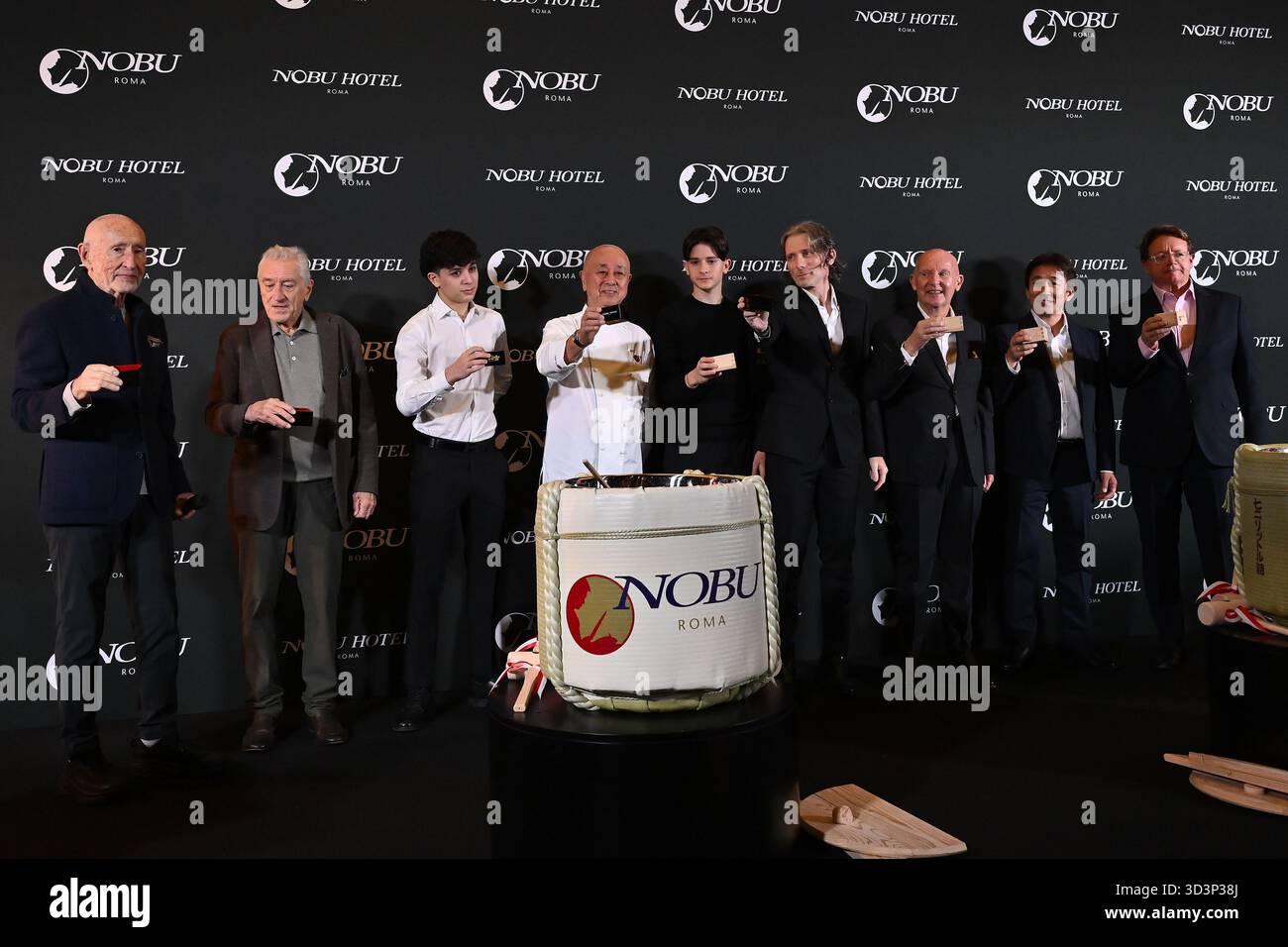Rome, Italie. 06 novembre 2025. Les trois fondateurs de Nobu : Meir Teper, Robert de Niro et le chef Nobu Matsuhisa assistent à l'ouverture de l'hôtel Nobu à Rome, Italie, le 6 novembre 2025 (photo de Domenico Cippitelli/NurPhoto). Crédit : NurPhoto SRL/Alamy Live News Banque D'Images