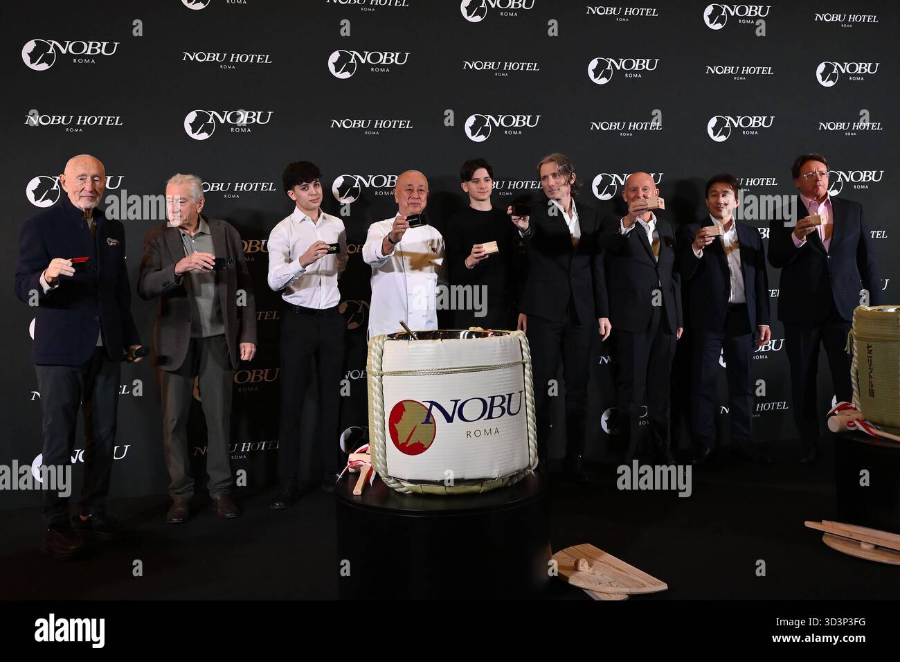 Rome, Italie. 06 novembre 2025. Les trois fondateurs de Nobu : Meir Teper, Robert de Niro et le chef Nobu Matsuhisa assistent à l'ouverture de l'hôtel Nobu à Rome, Italie, le 6 novembre 2025 (photo de Domenico Cippitelli/NurPhoto). Crédit : NurPhoto SRL/Alamy Live News Banque D'Images