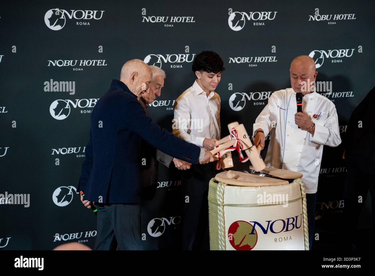 Rome, Italie. 06 novembre 2025. À Rome, Italie, le 6 novembre 2025, les trois fondateurs de Nobu, Meir Teper, Robert de Niro et le chef Nobu Matsuhisa assistent à l'inauguration de l'hôtel Nobu à l'hôtel Nobu Rome. (Photo de Luca Carlino/NurPhoto) crédit : NurPhoto SRL/Alamy Live News Banque D'Images