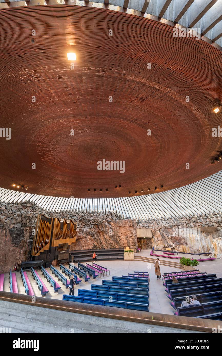 Église Temppeliaukio (Temppeliaukion kirkko) ou église du Rocher à Helsinki, Finlande. Intérieur avec dôme en cuivre, l'église est également utilisée comme une conce Banque D'Images