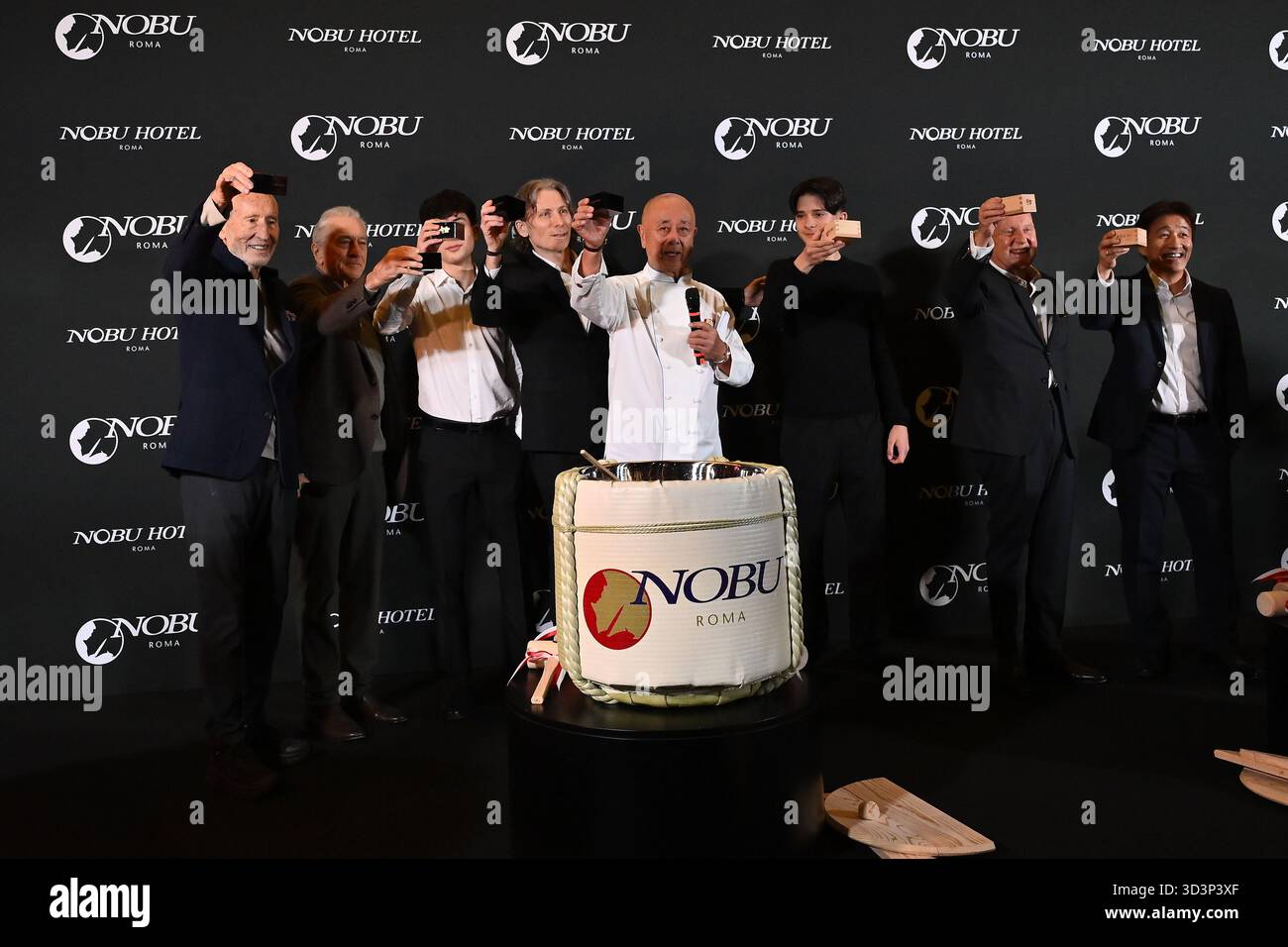 Rome, Italie. 06 novembre 2025. Les trois fondateurs de Nobu : Meir Teper, Robert de Niro et le chef Nobu Matsuhisa assistent à l'ouverture de l'hôtel Nobu à Rome, Italie, le 6 novembre 2025 (photo de Domenico Cippitelli/NurPhoto). Crédit : NurPhoto SRL/Alamy Live News Banque D'Images