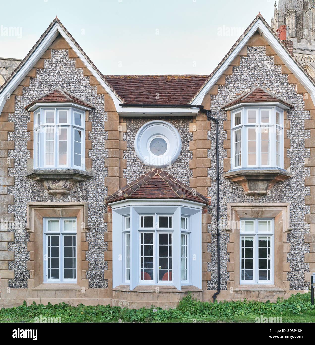 Maison dans le parc de la cathédrale médiévale à Chichester, Angleterre. Banque D'Images