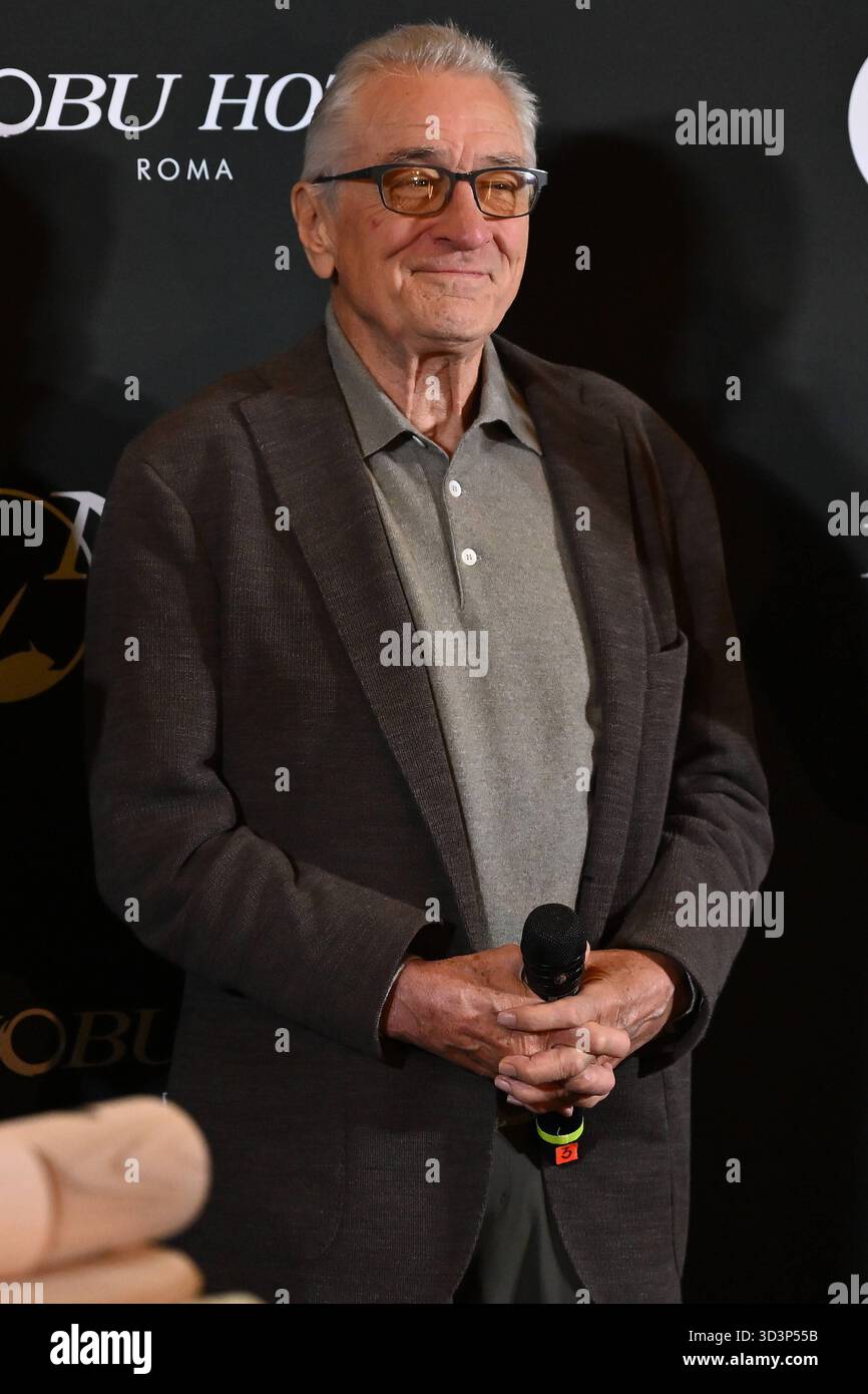 News - ouverture de l'hôtel Nobu à Rome Robert de Niro assistez à l'ouverture de l'hôtel Nobu à l'hôtel Nobu Rome le 6 novembre 2025 à Rome, Italie Rome Nobu Hotel Italie Copyright : xDomenicoxCippitellix/xLiveMediax LPN 2126173 Banque D'Images