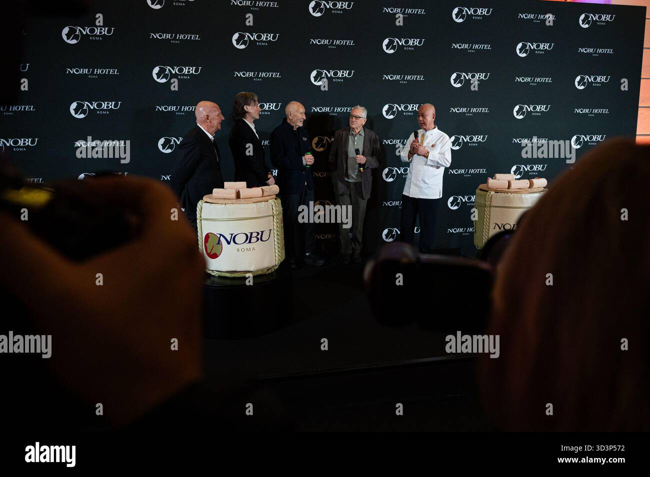 Rome, Italie. 06 novembre 2025. (G-d) Meir Teper, Robert de Niro, un invité, et Nobu Matsuhisa assistent à l'ouverture de l'hôtel Nobu à l'hôtel Nobu Rome, Italie, le 6 novembre 2025. (Photo de Massimo Valicchia/NurPhoto) crédit : NurPhoto SRL/Alamy Live News Banque D'Images