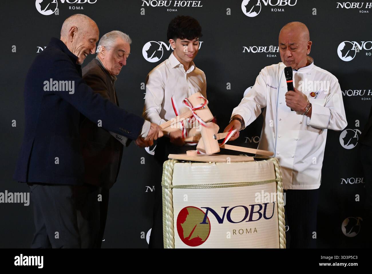 News - ouverture de l'hôtel Nobu à Rome Meir Teper, Robert de Niro, un invité, et Nobu Matsuhisa assistent à l'ouverture de l'hôtel Nobu à l'hôtel Nobu Rome le 6 novembre 2025 à Rome, Italie Rome Nobu Hotel Italie Copyright : xDomenicoxCippitellix/xLiveMediax LPN 2126179 Banque D'Images