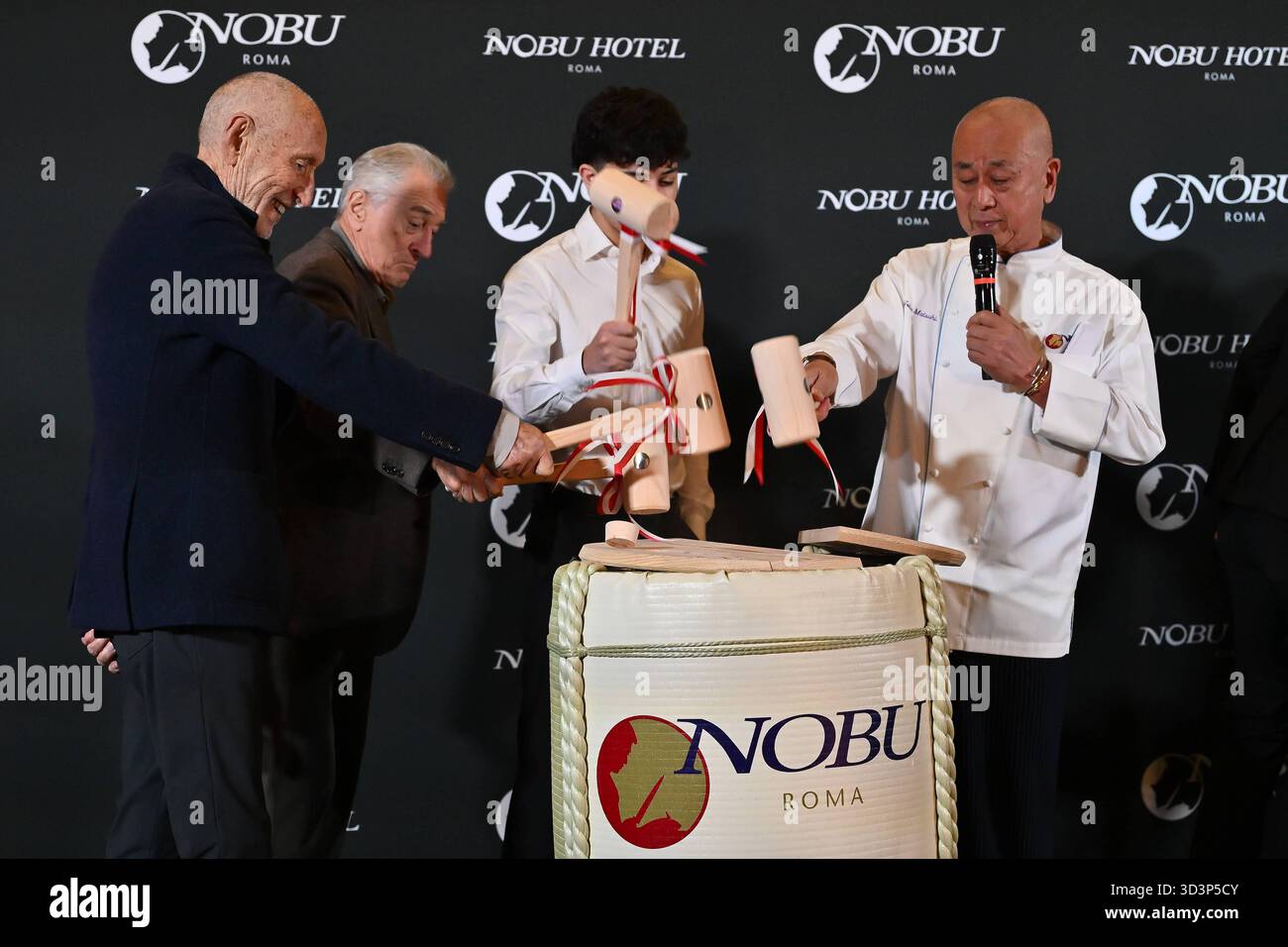 News - ouverture de l'hôtel Nobu à Rome Meir Teper, Robert de Niro, un invité, et Nobu Matsuhisa assistent à l'ouverture de l'hôtel Nobu à l'hôtel Nobu Rome le 6 novembre 2025 à Rome, Italie Rome Nobu Hotel Italie Copyright : xDomenicoxCippitellix/xLiveMediax LPN 2126180 Banque D'Images