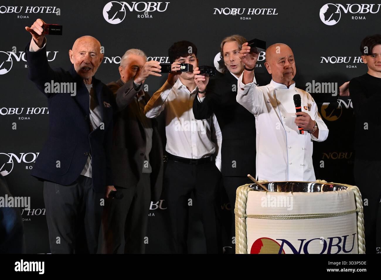News - ouverture de l hôtel Nobu à Rome les trois fondateurs de Nobu : Meir Teper, Robert de Niro et le chef Nobu Matsuhisa assistent à l ouverture de l hôtel Nobu à l hôtel Nobu à Rome le 6 novembre 2025 à Rome, Italie Rome Nobu Hotel Italie Copyright : xDomenicoxCippitellix/xLiveMediax LPN 2126184 Banque D'Images