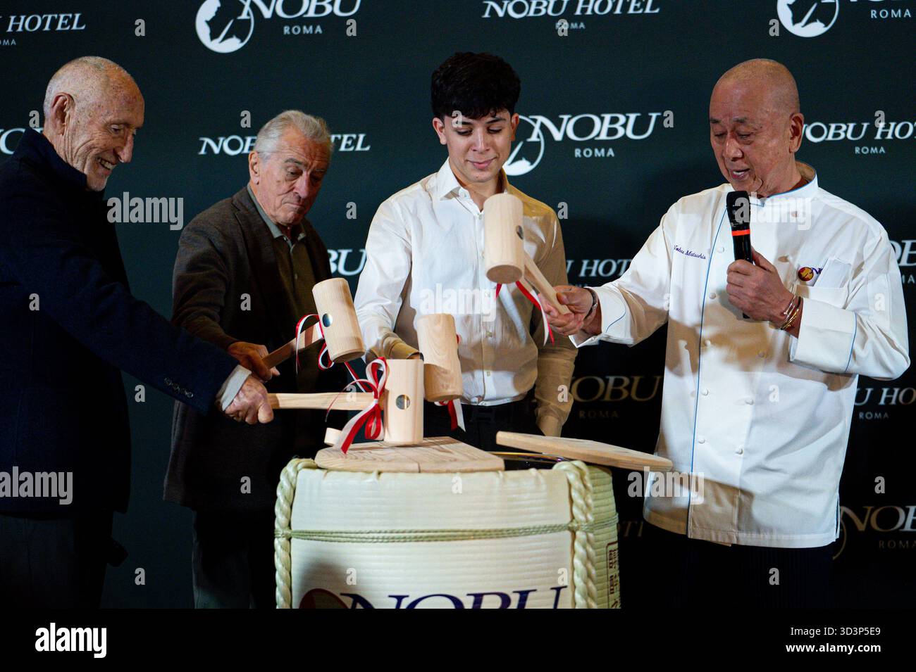 Rome, Italie. 06 novembre 2025. (G-d) Meir Teper, Robert de Niro, un invité, et Nobu Matsuhisa assistent à l'ouverture de l'hôtel Nobu à l'hôtel Nobu Rome, Italie, le 6 novembre 2025. (Photo de Massimo Valicchia/NurPhoto) crédit : NurPhoto SRL/Alamy Live News Banque D'Images