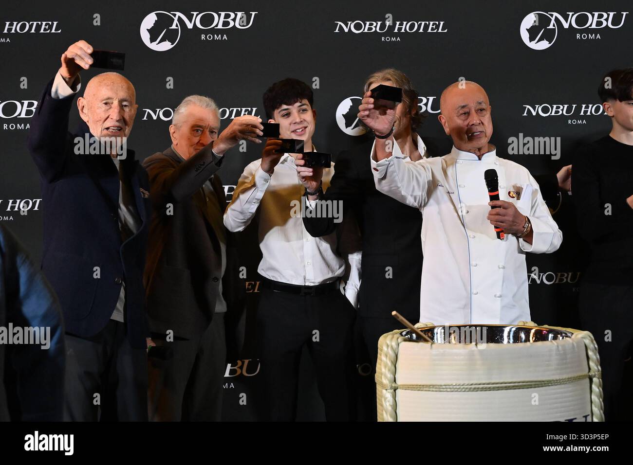 News - ouverture de l hôtel Nobu à Rome les trois fondateurs de Nobu : Meir Teper, Robert de Niro et le chef Nobu Matsuhisa assistent à l ouverture de l hôtel Nobu à l hôtel Nobu à Rome le 6 novembre 2025 à Rome, Italie Rome Nobu Hotel Italie Copyright : xDomenicoxCippitellix/xLiveMediax LPN 2126183 Banque D'Images