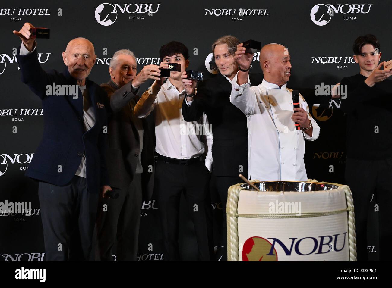 News - ouverture de l hôtel Nobu à Rome les trois fondateurs de Nobu : Meir Teper, Robert de Niro et le chef Nobu Matsuhisa assistent à l ouverture de l hôtel Nobu à l hôtel Nobu à Rome le 6 novembre 2025 à Rome, Italie Rome Nobu Hotel Italie Copyright : xDomenicoxCippitellix/xLiveMediax LPN 2126185 Banque D'Images