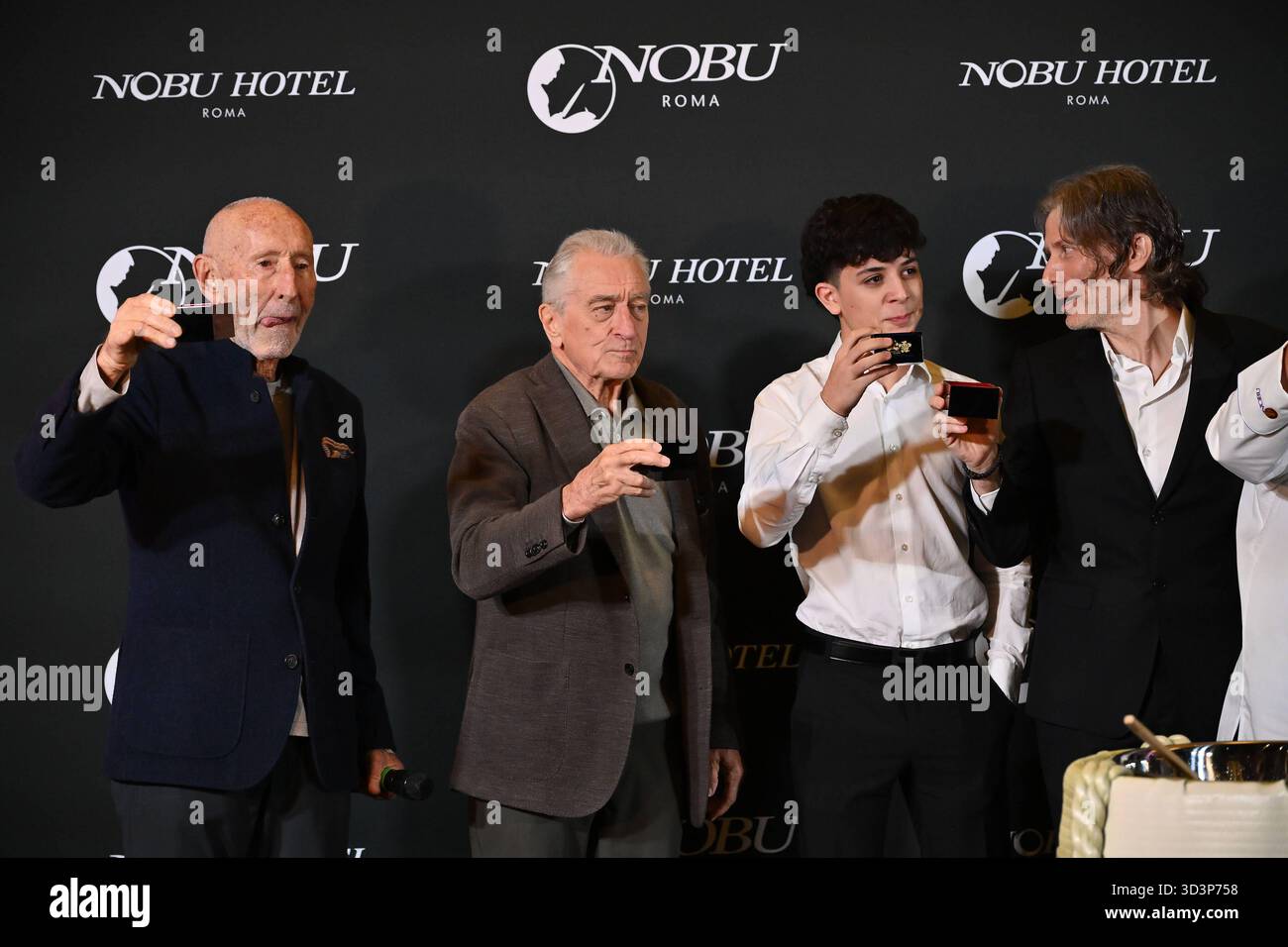 News - ouverture de l hôtel Nobu à Rome les trois fondateurs de Nobu : Meir Teper, Robert de Niro et le chef Nobu Matsuhisa assistent à l ouverture de l hôtel Nobu à l hôtel Nobu à Rome le 6 novembre 2025 à Rome, Italie Rome Nobu Hotel Italie Copyright : xDomenicoxCippitellix/xLiveMediax LPN 2126194 Banque D'Images