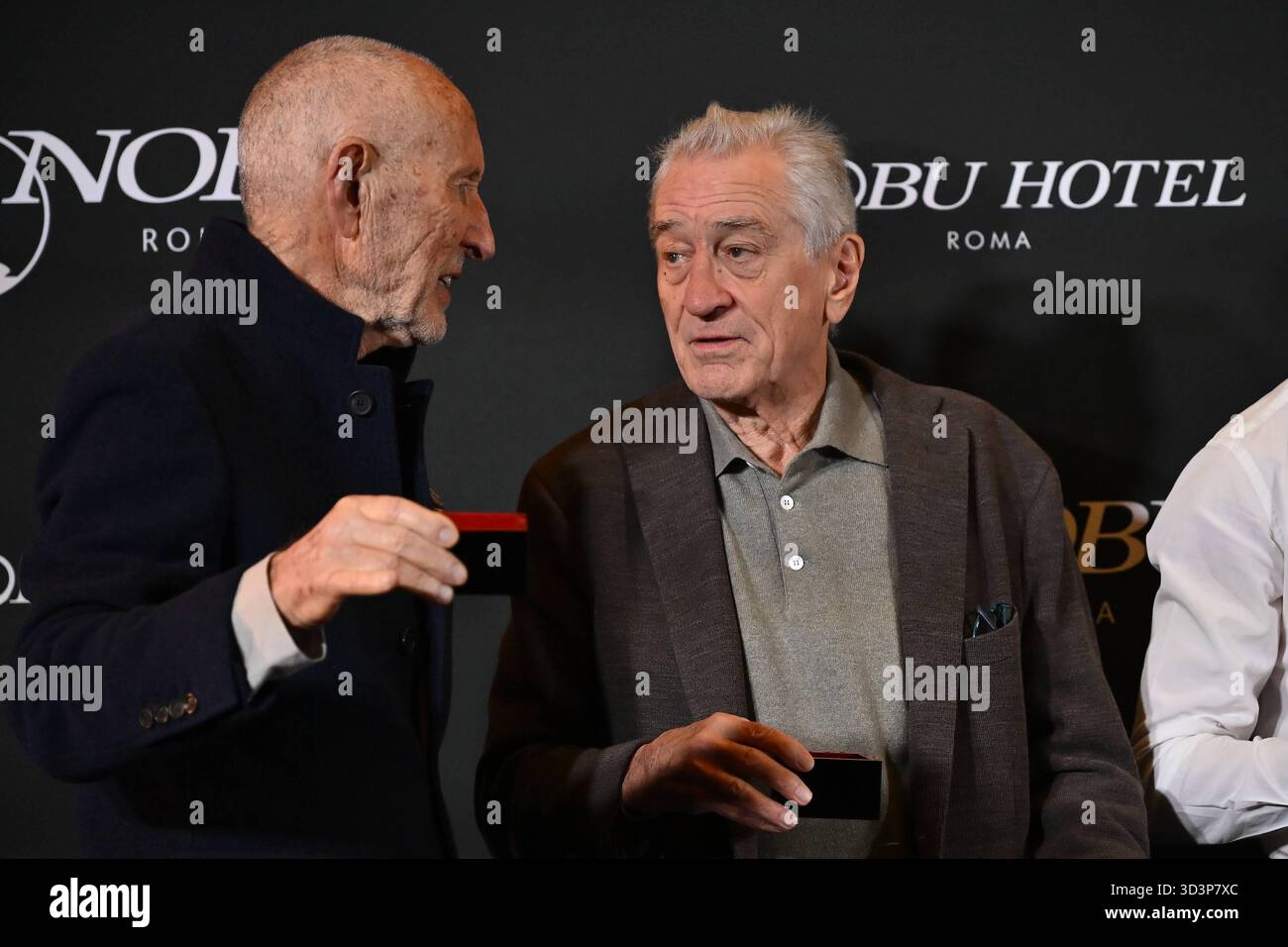 News - ouverture de l'hôtel Nobu à Rome Meir Teper et Robert de Niro assistent à l'ouverture de l'hôtel Nobu à l'hôtel Nobu Rome le 6 novembre 2025 à Rome, Italie Rome Nobu Hotel Italie Copyright : xDomenicoxCippitellix/xLiveMediax LPN 2126202 Banque D'Images