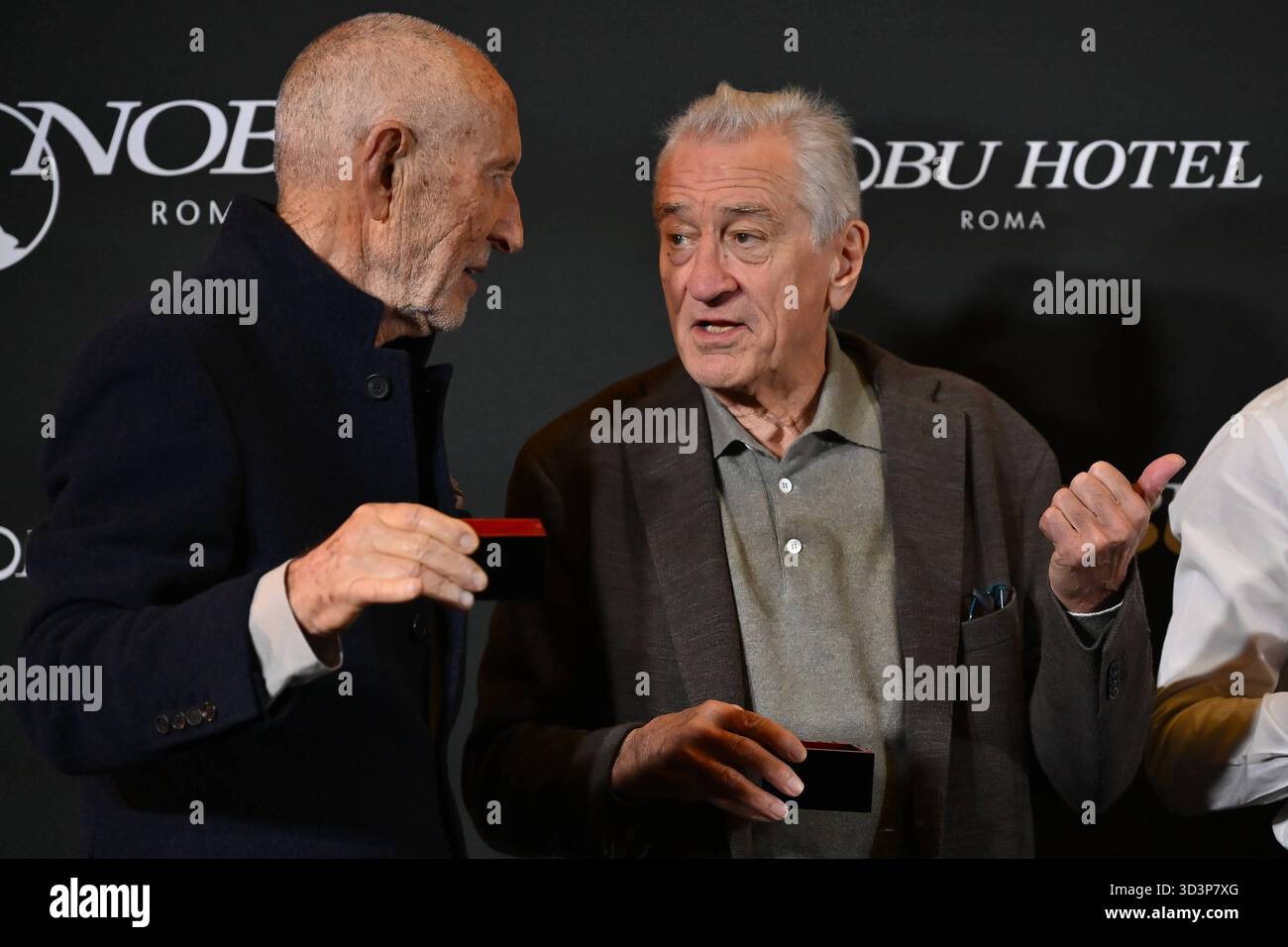News - ouverture de l'hôtel Nobu à Rome Meir Teper et Robert de Niro assistent à l'ouverture de l'hôtel Nobu à l'hôtel Nobu Rome le 6 novembre 2025 à Rome, Italie Rome Nobu Hotel Italie Copyright : xDomenicoxCippitellix/xLiveMediax LPN 2126203 Banque D'Images