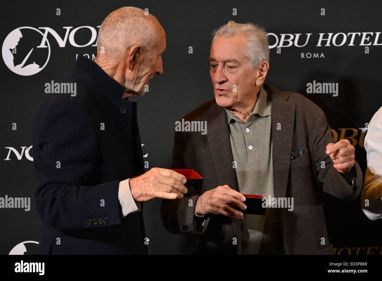 News - ouverture de l'hôtel Nobu à Rome Meir Teper et Robert de Niro assistent à l'ouverture de l'hôtel Nobu à l'hôtel Nobu Rome le 6 novembre 2025 à Rome, Italie Rome Nobu Hotel Italie Copyright : xDomenicoxCippitellix/xLiveMediax LPN 2126207 Banque D'Images