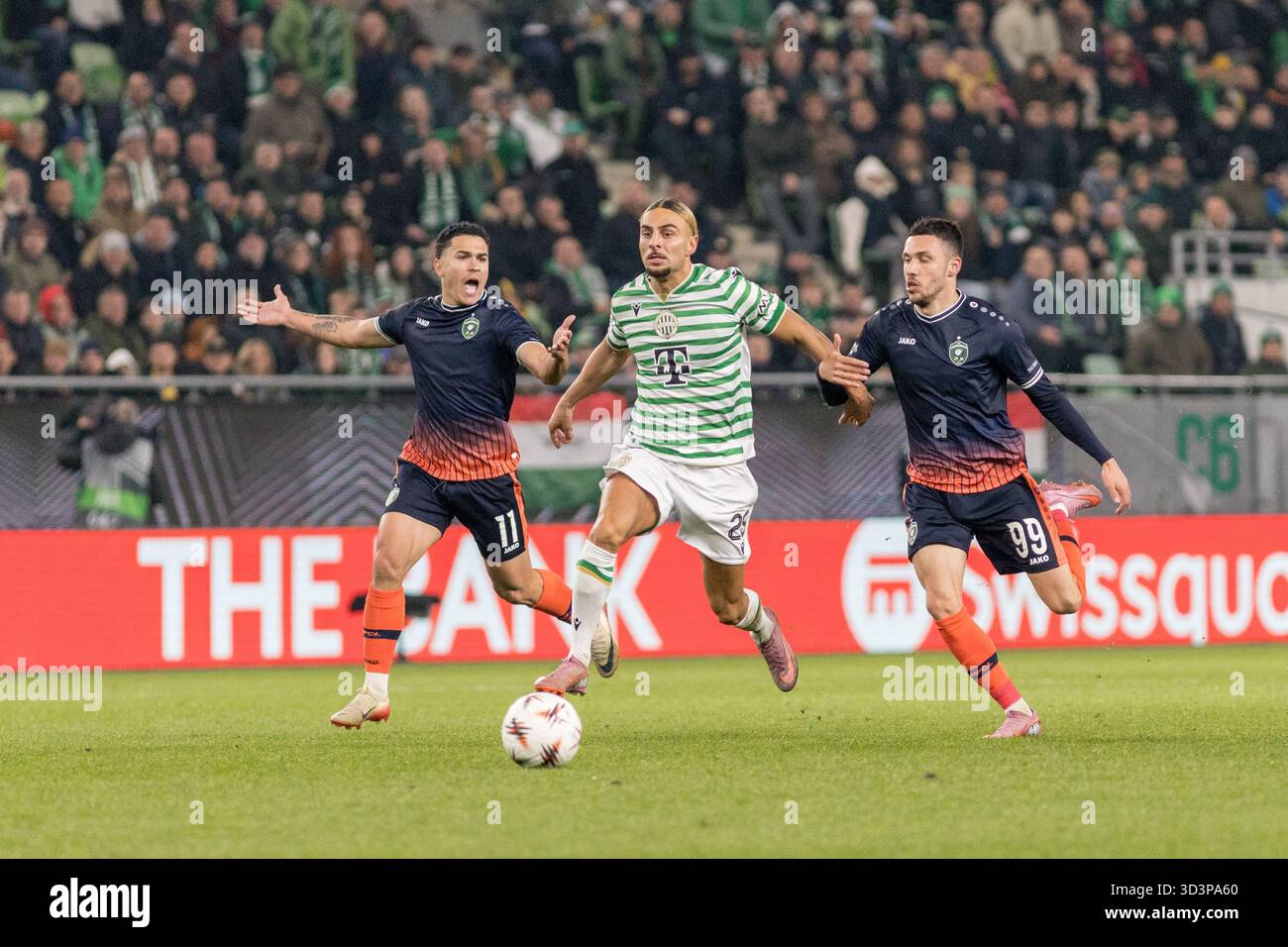 Budapest, Hongrie. 06h, novembre 2025. Cebrails Makreckis (25) de Ferencvaros et Stanislav Ivanov (99) de Ludogorets Razgrad vus lors du match de l'UEFA Europa League entre Ferencvaros et Ludogorets Razgrad à Groupama Arena à Budapest. Banque D'Images