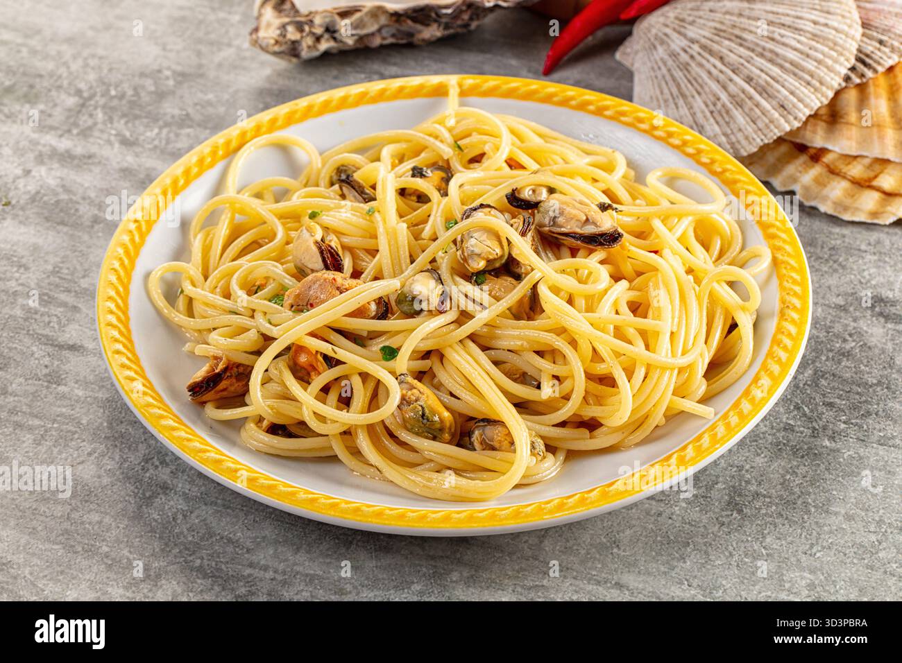 Pâtes italiennes spaghettis aux moules et à l'huile Banque D'Images