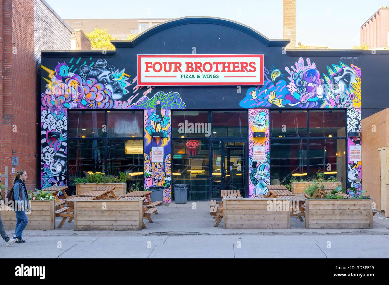 Les gens par la façade de four Brothers petite entreprise dans le quartier du centre-ville Banque D'Images