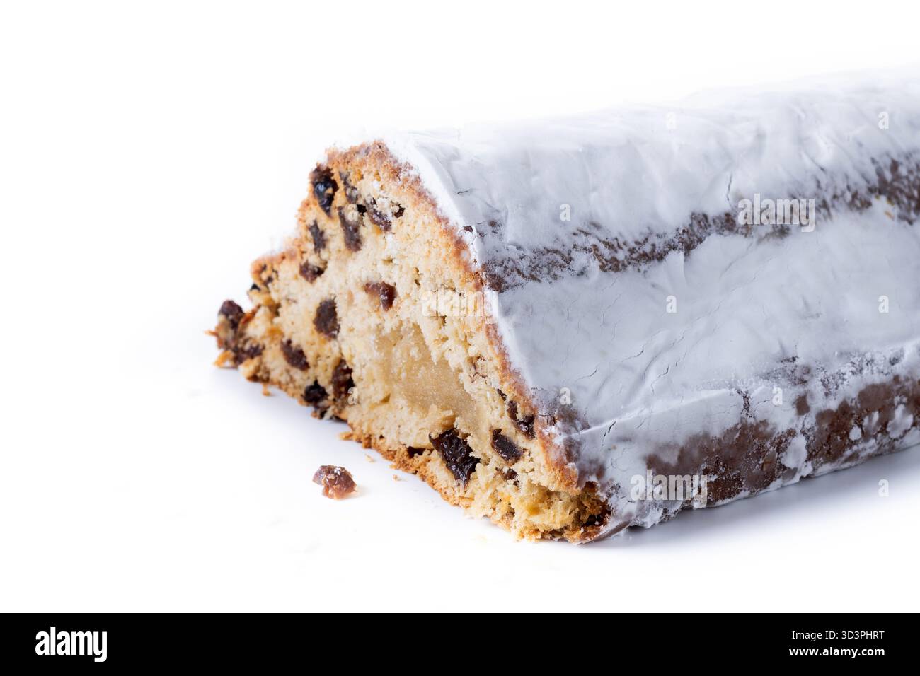 Stollen de Noël traditionnel avec raisins secs et sucre en poudre isolé sur fond blanc Banque D'Images