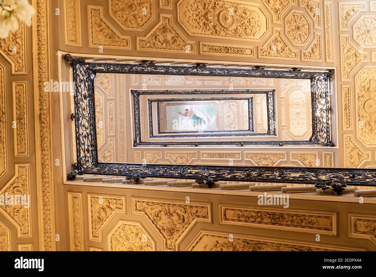 Levant les yeux par un escalier, composé Regis Rome Banque D'Images