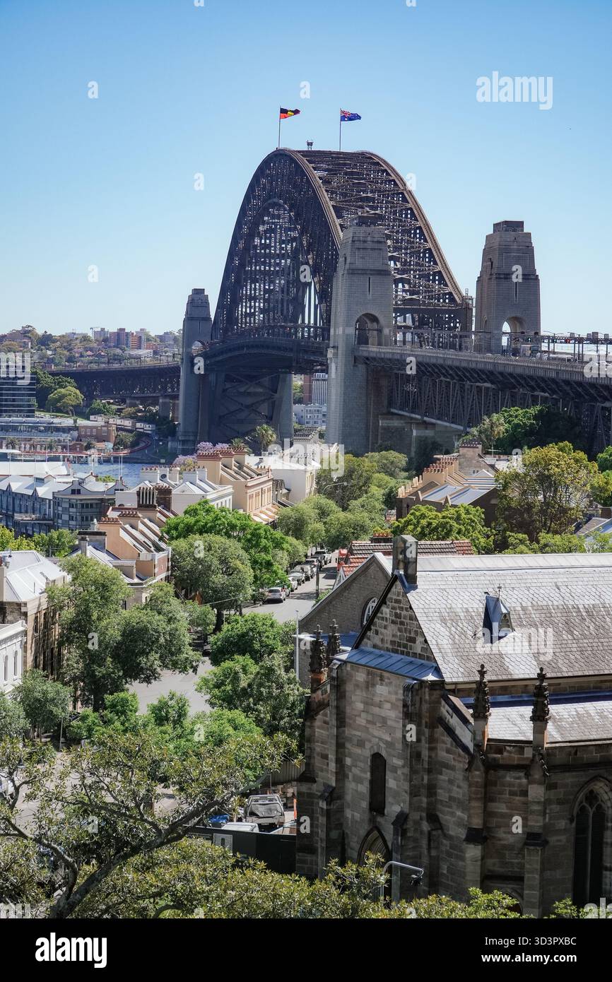 Sydney Harbour Bridge, un pont emblématique en arc d'acier, vu depuis Observatory Hill Lookout avec une architecture historique au premier plan. Banque D'Images
