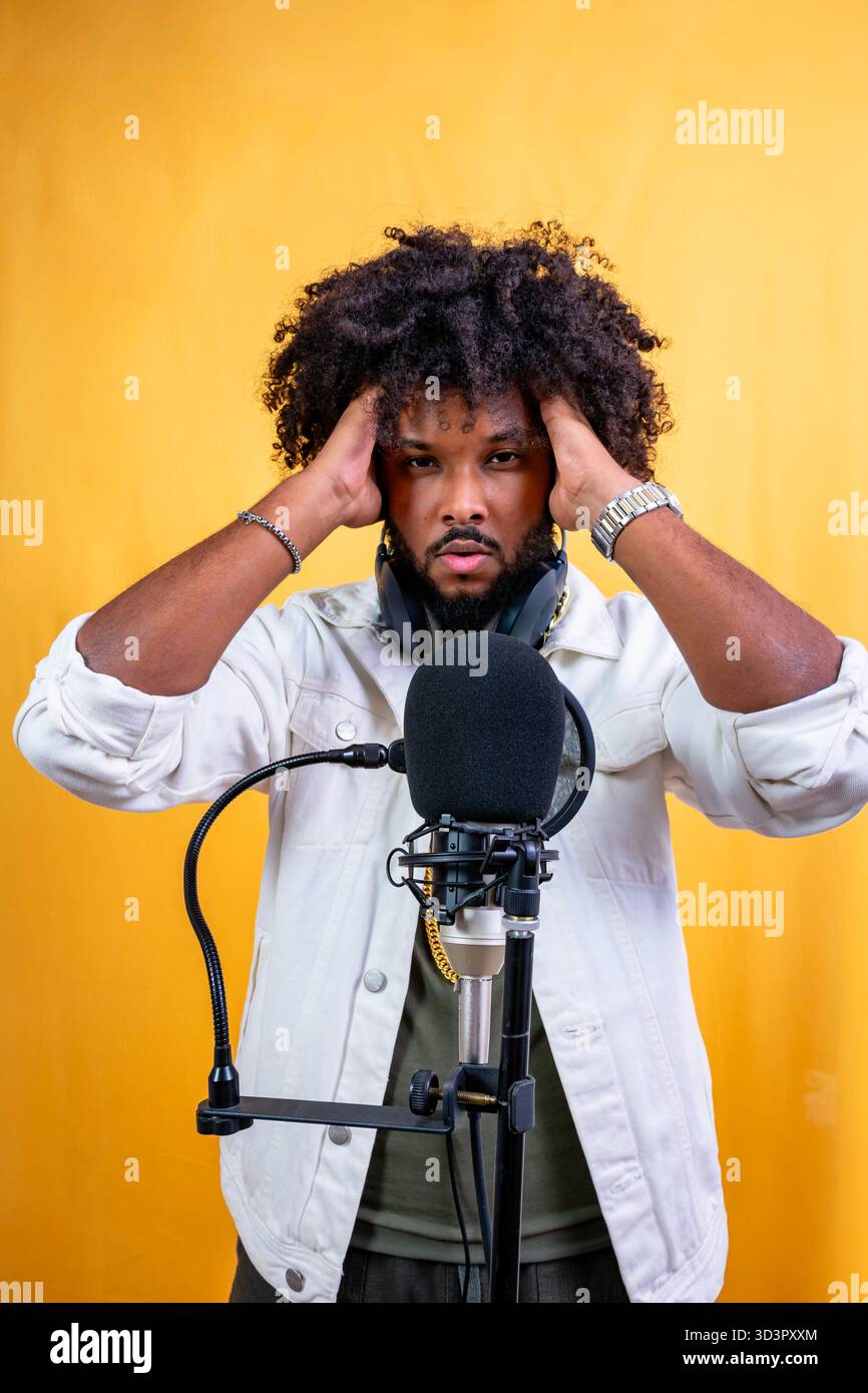 Jeune musicien ou podcaster ressentant le stress et la pression Banque D'Images