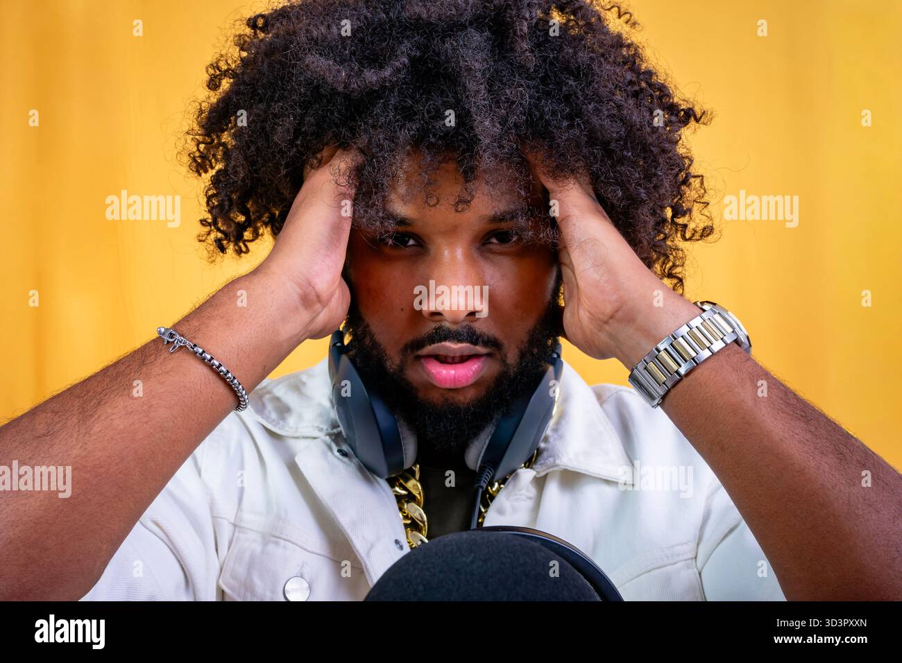 Jeune homme tenant la tête éprouvant du stress et des maux de tête Banque D'Images