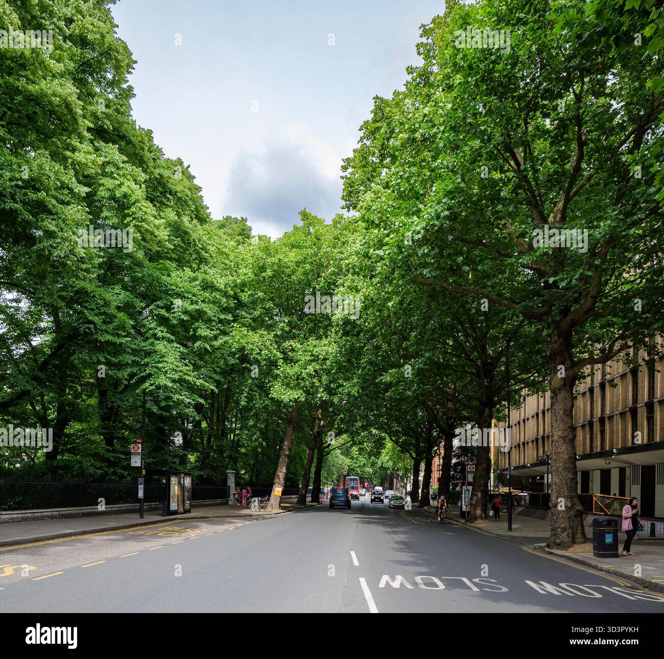 Londres - 06 29 2022 : vue sur Holland Park Ave Banque D'Images