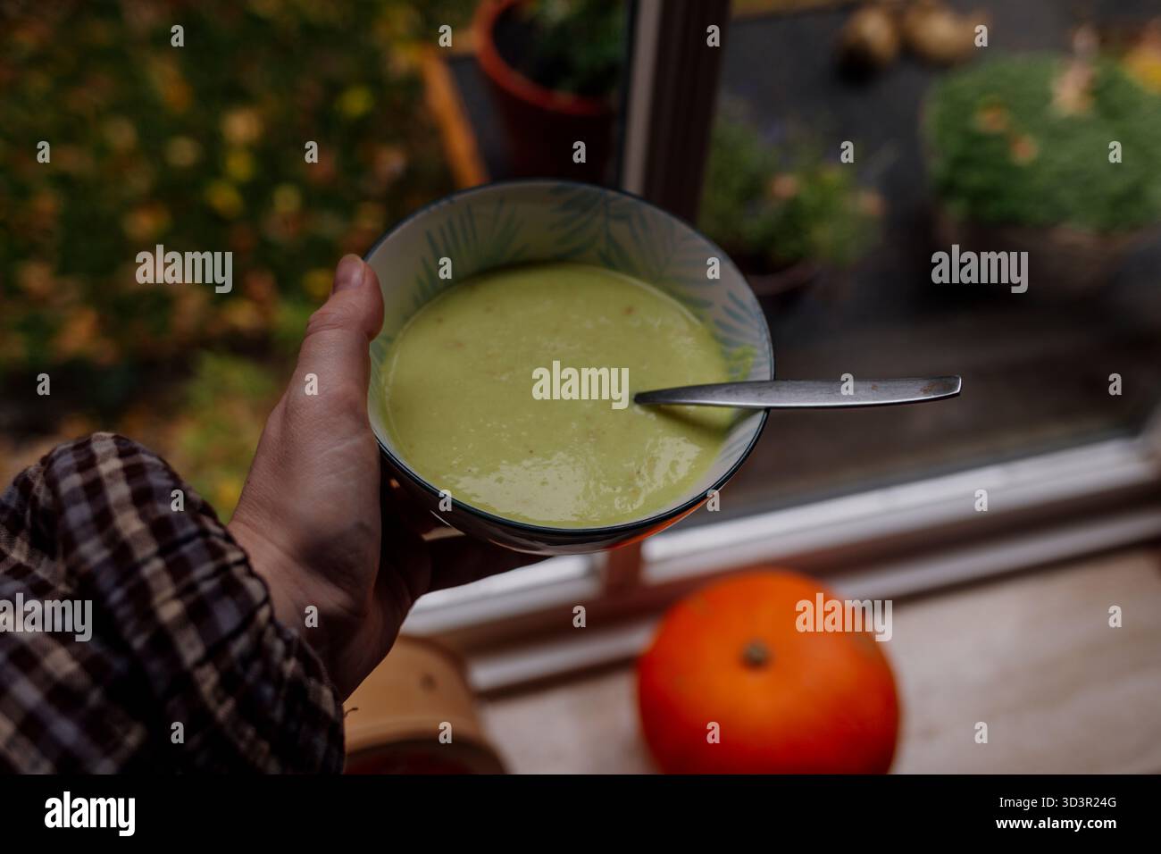 Après-midi d'automne confortable avec soupe de légumes verts maison par la fenêtre Banque D'Images