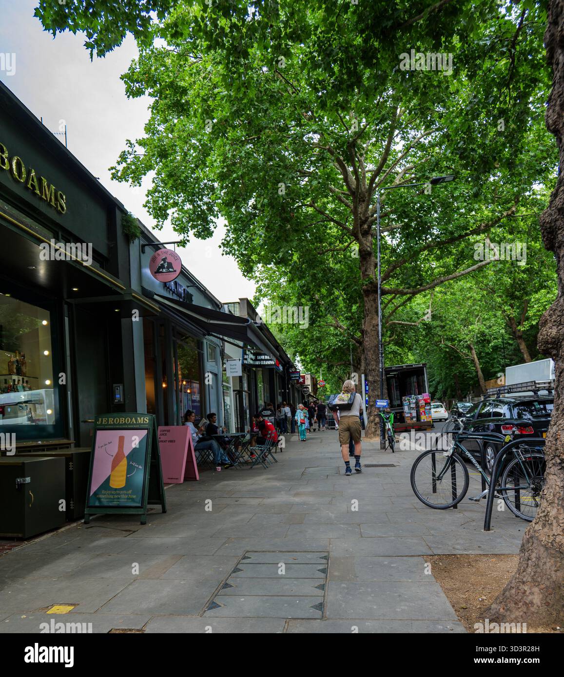 Londres - 06 29 2022 : vue sur Holland Park Ave Banque D'Images