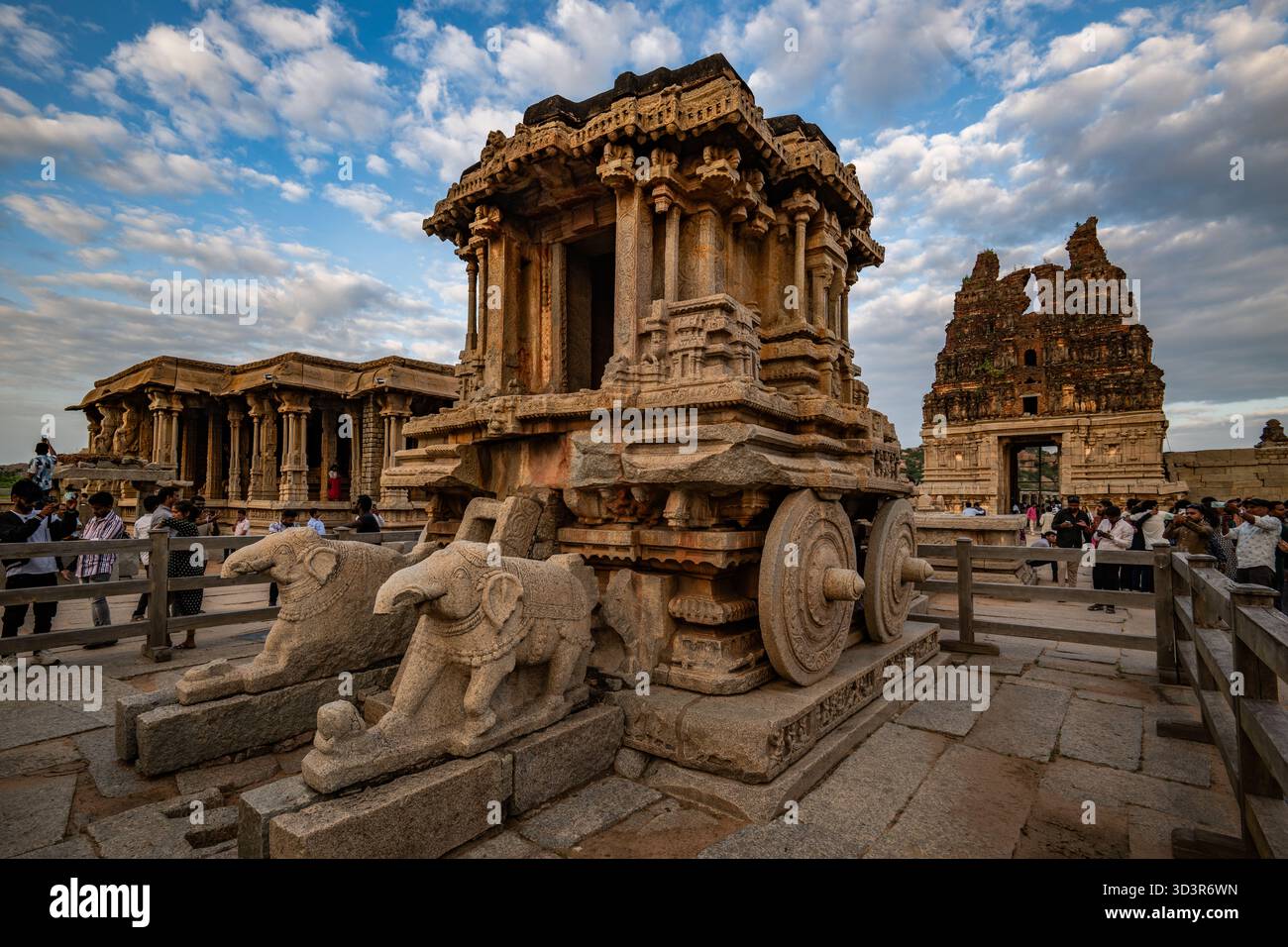 Hampi, Inde - 01 novembre 2025 : vue sur le char en pierre finement sculpté au temple Vijaya Vitthala se dresse majestueusement sur fond d'anci Banque D'Images