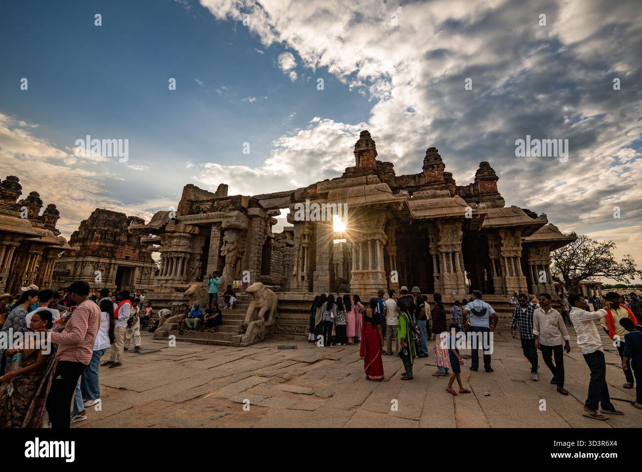Hampi, Inde - 01 novembre 2025 : vue sur l'ancien complexe du temple Vijaya Vittala, avec la lumière du soleil qui traverse ses piliers, projetant de longues ombres Banque D'Images