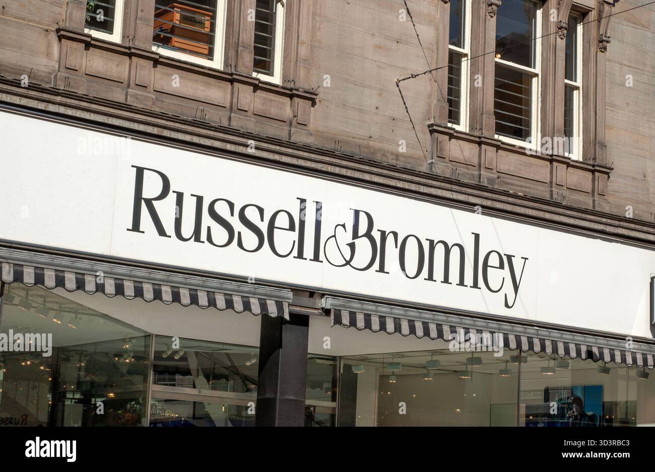 Russell & Bromley, dans la principale rue commerçante de Leeds City Centre, West Yorkshire, dans le nord de l'Angleterre, en 2004 Banque D'Images