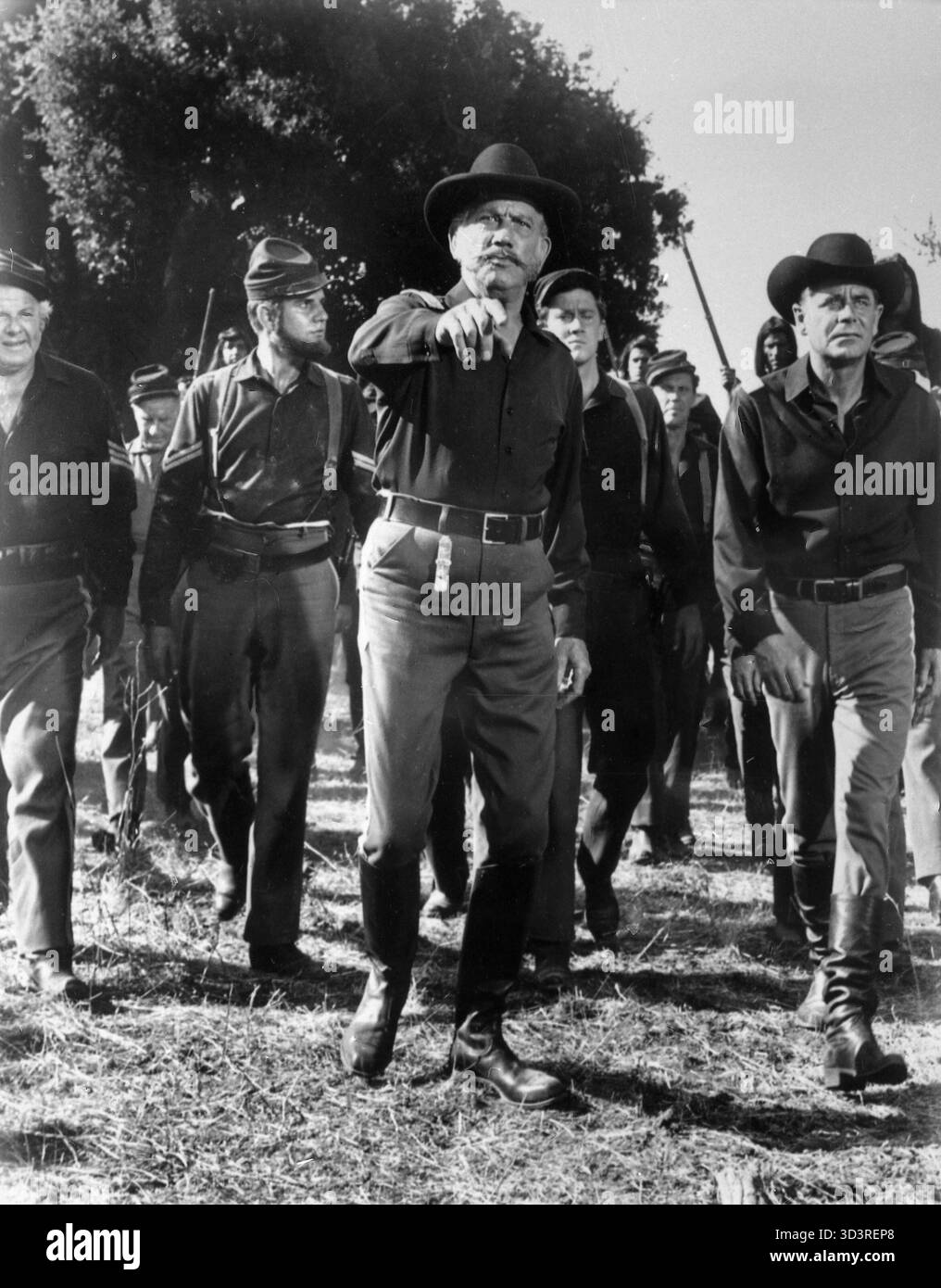 Les acteurs américains Glenn Ford et Melvyn Douglas dans une scène du film occidental Advance to the Rear Aka Company of Cowards, USA 1964 Banque D'Images