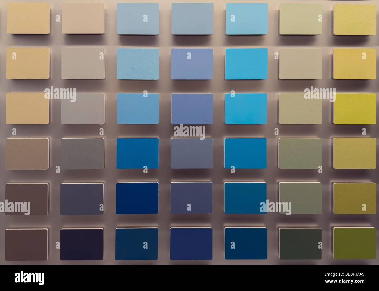 Palette de couleurs avec des échantillons de peinture bleu jaune et vert disposés en rangées Banque D'Images