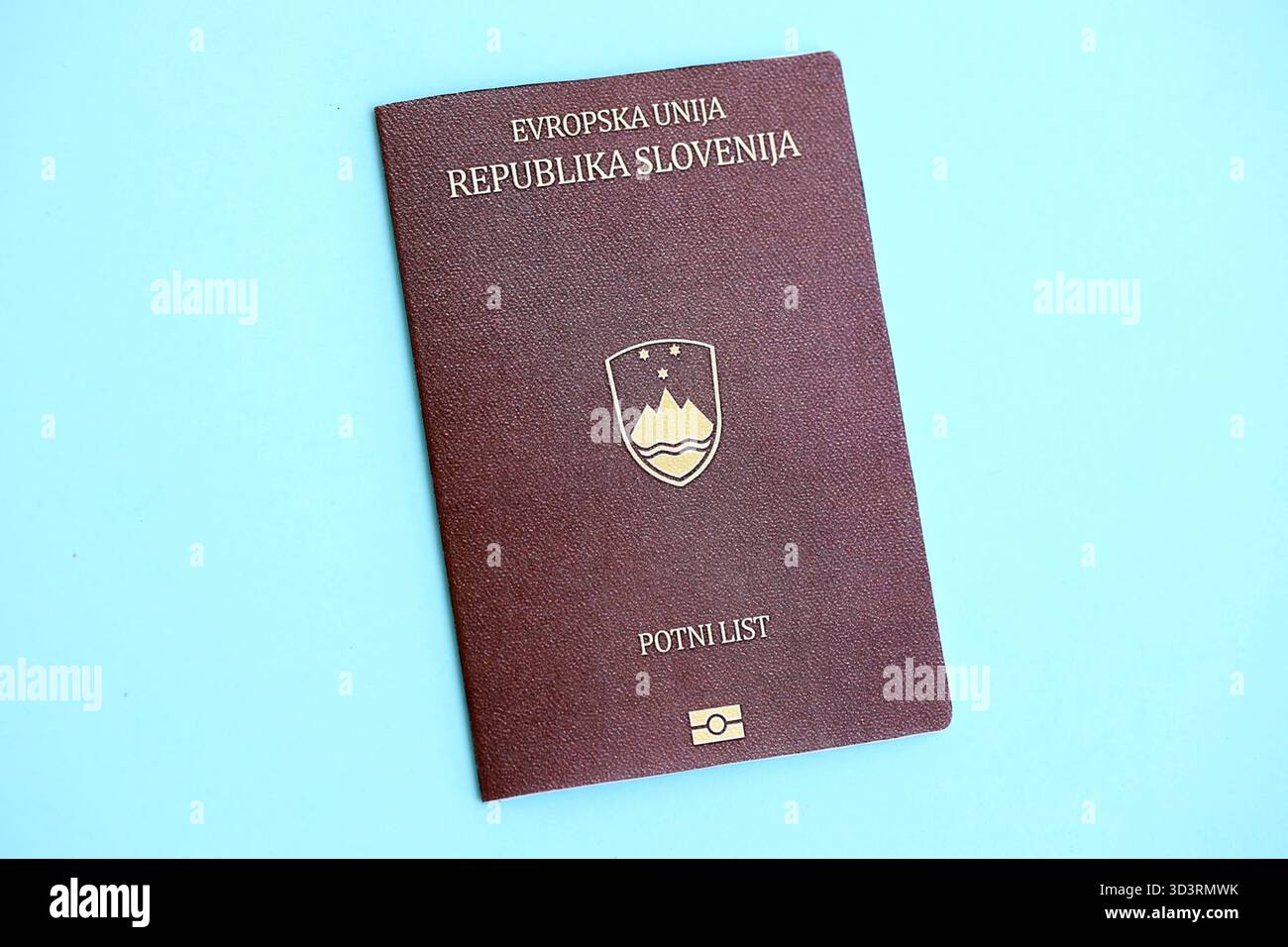 Passeport slovène sur fond de papier bleu clair gros plan. Citoyenneté et voyage en Europe concept Banque D'Images