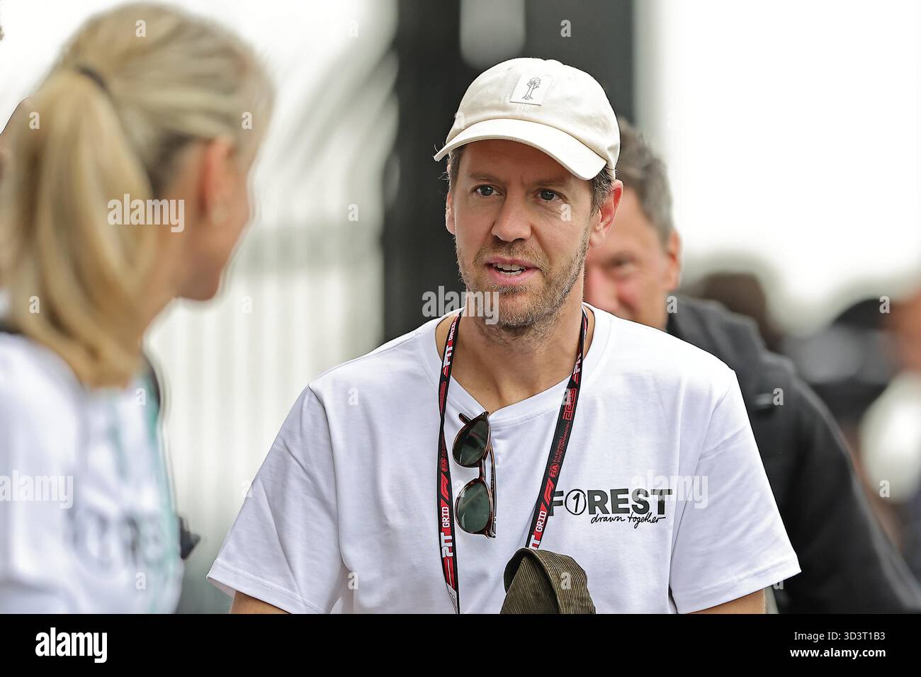 Sao Paulo, Brésil. 7 novembre 2025. Sebastian Vettel (GER) arrive au Paddock lors des essais libres du Grand Prix F1 du Brésil à Autodromo Jose Carlos Pace le 07 novembre 2025 à Sao Paulo, Brésil. Photo : Heuler Andrey/DiaEsportivo/Alamy Live News crédit : DiaEsportivo/Alamy Live News Banque D'Images