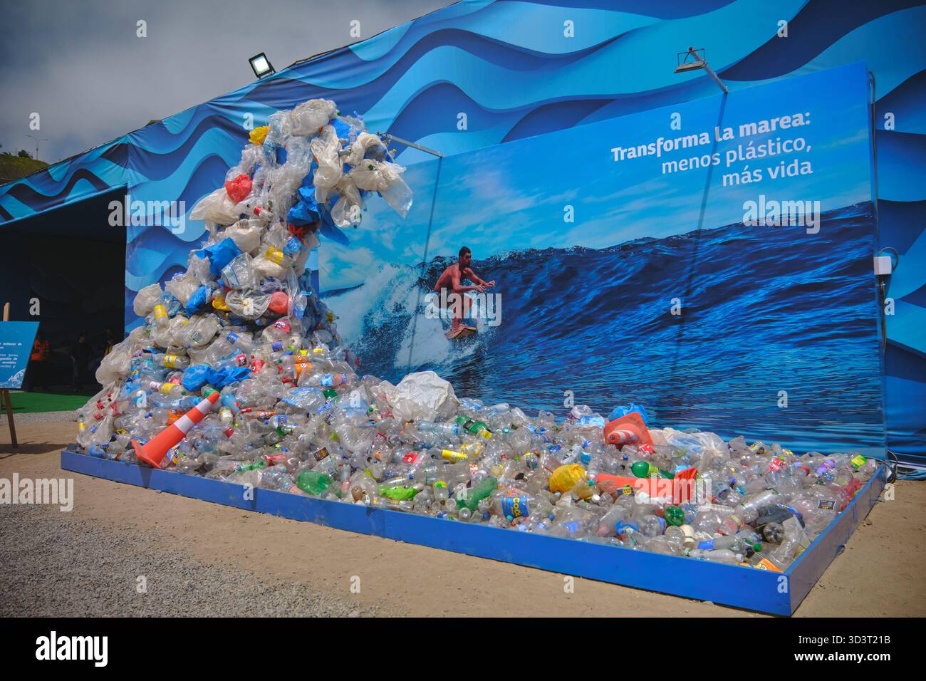 Lima, pérou. 01 novembre 2025 : des bouteilles et des sacs en plastique forment une sculpture ondulée à la foire alimentaire mucho gusto peru Banque D'Images